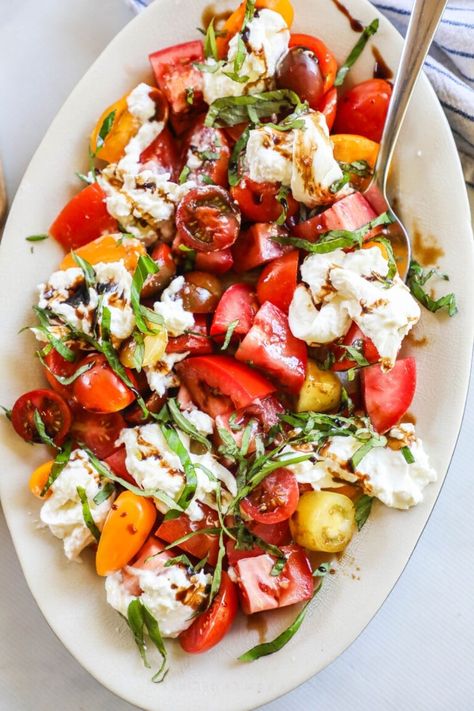 Stracciatella Salad, Taramosalata Recipe, Burrata Caprese Salad, Burrata Tomato, Tomato And Burrata, Burrata Caprese, Tomato Appetizers, Burrata Recipe, La Summer