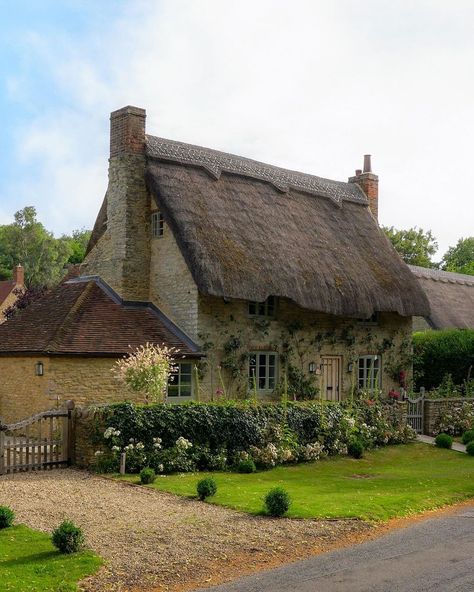 Chris Hayward | Little Haseley • Oxfordshire Picture postcard thatched homes and idyllic countryside views through the pretty English village of Little… | Instagram English Village Cottages, Small House Uk, English Countryside Village, Cottage In England English Countryside, Scotland Countryside Cottages, Castle Combe Village, Thatched Cottages England, Cotswolds England, English Village