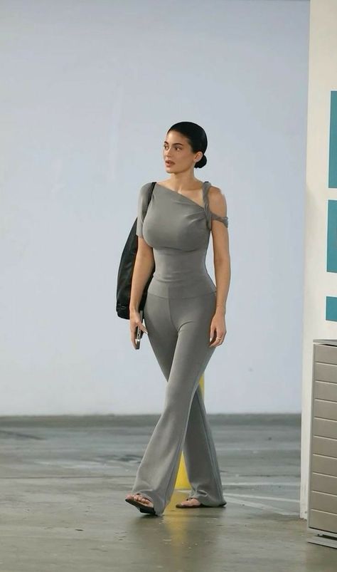 Kylie Jenner Khy Outfit, Kylie Style Outfits, Kylie Jenner Grey Outfit, Khy By Kylie Jenner, Kylie Jenner New Style, Khy Kylie Jenner, Kylie Jenner Outfits 2024, Khy Clothing, Khy Dress