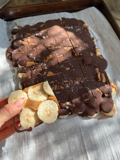 Banana Bark Banana Chocolate Bark, Banana Peanut Butter Chocolate Bark, Banana Peanut Butter Bites, Fruit Bark, Peanut Butter Chocolate Bark, Almond Bark Recipes, Banana Bark, Butter Bites, Banana Snacks