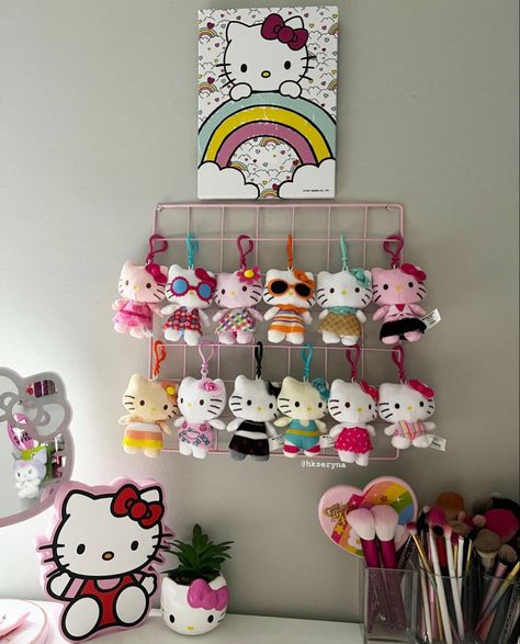 Cute Room Assesories, Hello Kitty Display, Hello Kitty Keychains, Hello Kitty Room Decor, Hello Kitty Bedroom, Apartment Wall Decor, Hello Kitty Keychain, Hello Kitty Rooms, Hello Kitty Aesthetic