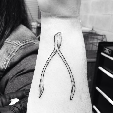 lil wishbone Small Wishbone Tattoo Simple, Wishbone Tattoo Simple, Matching Wishbone Tattoo, Wishbone Tattoo Design, Wish Bone Tattoo, Smol Tattoos, Witchy Sleeve, Wishbone Tattoo, Osteogenesis Imperfecta