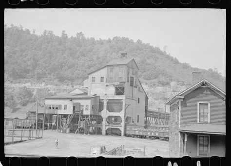 25 Photos of 1930s and 1940s Kentucky Coal Camps Camping Kentucky, Hazard Kentucky, Harlan Kentucky, Appalachian People, Floyd County, Budget Worksheet, Yosemite Camping, California Camping, Kentucky Girl