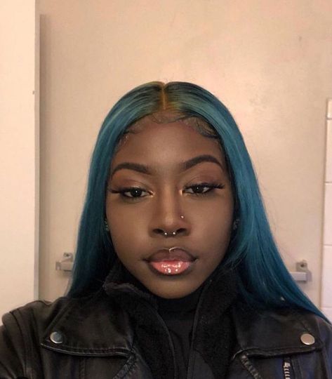 Piercing Facial, Double Nose Piercing, Cute Nose Piercings, Smiley Piercing, Face Piercings, Cute Piercings, Dark Skin Beauty, Septum Piercing, Easy Hairstyles For Long Hair