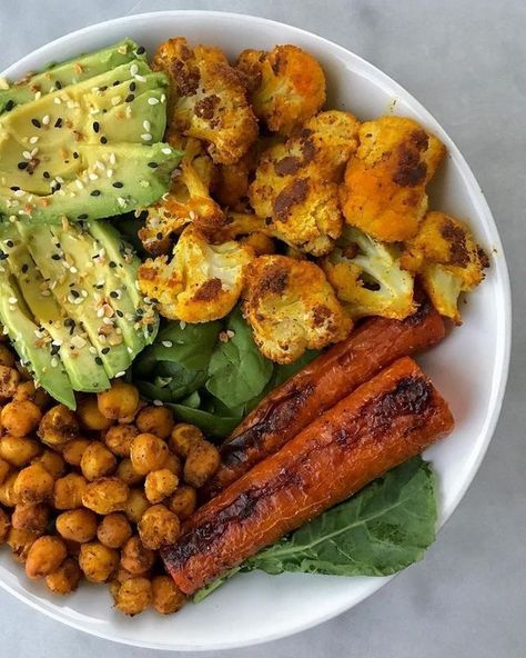 Carrots Roasted, Cauliflower Roasted, Dinner Bowl, Think Food, Roasted Chickpeas, Idee Pasto Sano, Roasted Carrots, Mixed Greens, Food Is Fuel