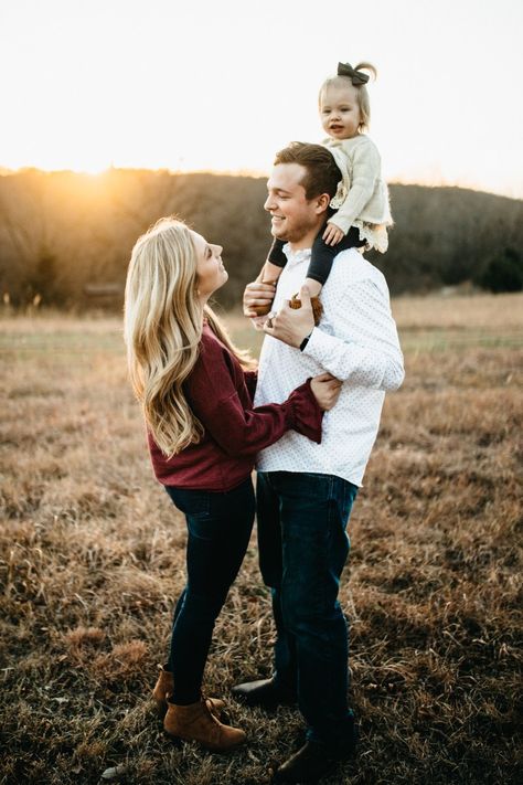 Family Photo Pictures, Christmas Picture Poses Family, Small Family Fall Pictures, Simple Family Christmas Pictures, December Photoshoot Ideas Family, Family Of 3 Christmas Pictures Outdoor, Cute Family Christmas Photos Outfits, Outside Christmas Family Photos, Simple Christmas Pictures Family