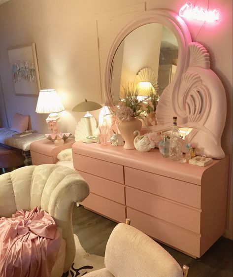 Vintage glam glamorous 1980s 80s eighties chic pink laminate shell chairs hollywood regency vintage pink living room Bedroom Ideas 80s, 60s Room, 80s Room Aesthetic, 80s Bedroom Ideas, Home Decor Ideas Boho, Room Kitchen Ideas, 80s Bedroom Aesthetic, 80s Interior Design, 80s Room