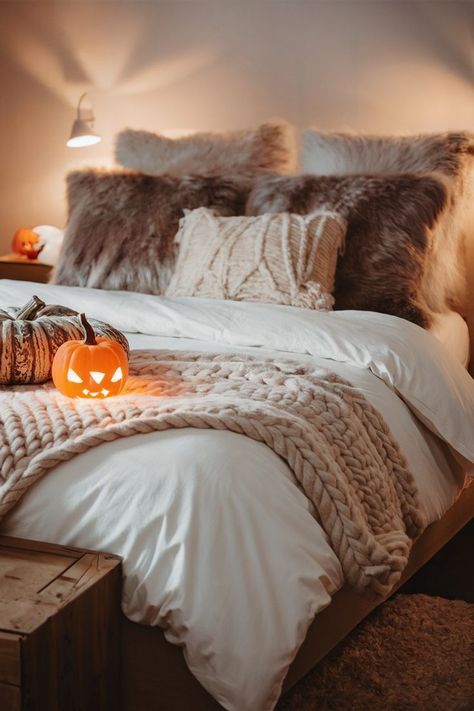 Fall Inspired Bedroom Cozy, Christmas Bedroom Decor Ideas, Fall Decor Bedroom, Christmas Bedroom Decor, Fall Bedroom Ideas, Cozy Dorm Room, Fall Bedroom Decor, Cozy Fall Bedroom, Fall Bedding