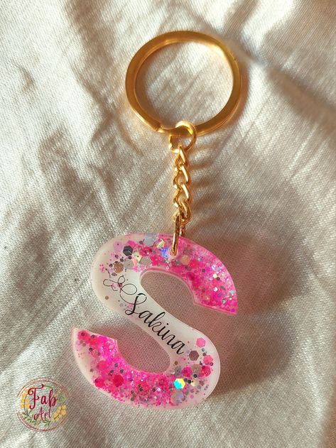 Resin Art Heart Shape, S Letter Resin Keychain, Resin Art Keychain Letters, Resin Letter Keychain Ideas, Resin Name Keychain, Resin Initial Keychain, Alphabet Resin, Keychain With Name, Wallpaper Iphone Roses