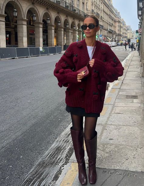 Burgundy Cardigan Outfit, Burgundy Outfit Ideas, Burgundy Boots Outfit, Burgundy Outfit, Burgundy Cardigan, Burgundy Fashion, Chique Outfits, Pullover Outfit, Trendy Fall Outfits