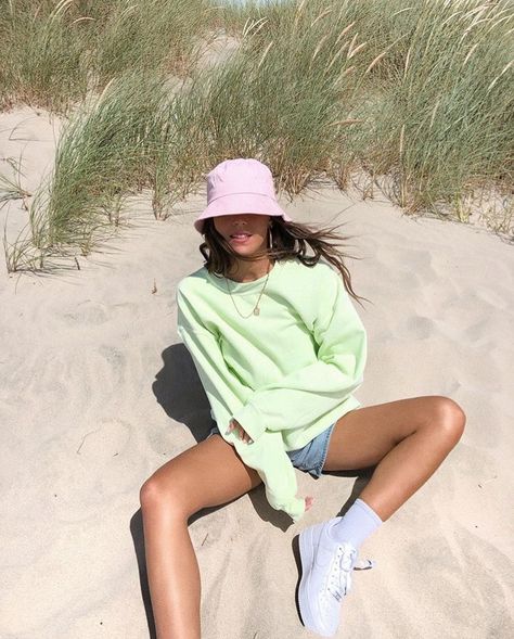 iconic fashion on Twitter: "Casual… " Bucket Hat Outfit, Emma Rose, Pink Hat, Outfits With Hats, Mode Inspo, Mode Vintage, Looks Style, The Sand, Looks Vintage