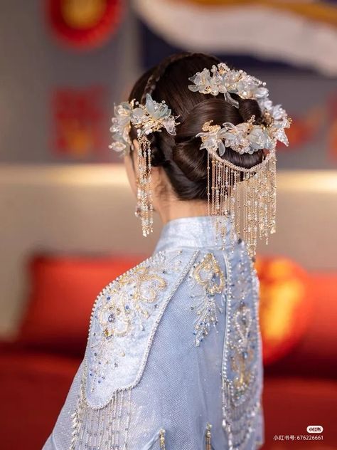 Vietnamese Wedding Hair, Traditional Asian Hairstyles, Chinese Traditional Hairstyles, Traditional Chinese Hairstyle, Asian Hair Ornaments, Jewelled Headpiece, Hanfu Hairstyles, Fancy Fits, Traditional Hairstyle