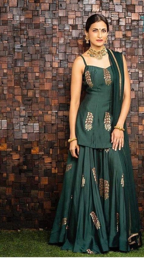 Mehandi Outfits, Sharara Designs, Function Dresses, Mehendi Outfits, Green Lehenga, Hippy Chic, Salwar Kamiz, Traditional Indian Outfits, Mehandi Design