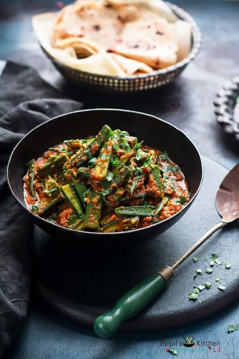 Achari Dahi Bhindi Best Seller Books, Bhindi Recipe, Punjabi Food, Veg Dishes, Desi Food, India Food, Indian Food Recipes Vegetarian, Kanchipuram Saree, Indian Spices