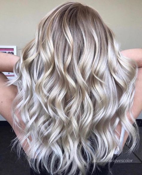 Looking for a pop of metallic color in your hair? Try trendy and chic gray or silver highlights. Check out the best ideas! Champagne Hair Color, Silver Balayage, Straight Hair Highlights, White Blonde Highlights, Champagne Hair, Silver Blonde Hair, Bronde Hair, Silver Highlights, Champagne Blonde