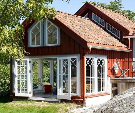 Interior Painting Ideas, Swedish Houses, Swedish Cottage, Farmhouse Exterior Design, Red Houses, Swedish House, Casa Exterior, Interior Painting, Dark Interiors