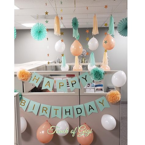 Coworker Office Birthday Decor, Birthday Decor Office Desks, Office Decor For Birthday Party Ideas, Desk Decorations For Work Birthday, Cute Office Birthday Decorations, Office Birthday Decorations Cubicle, Office Bday Decorations, Office Decor Birthday Ideas, Office Decor For Birthday