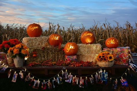 Cute Fall Proposal Ideas, Fall Proposal Ideas Autumn, Autumn Proposal Ideas, Pumpkin Proposal Ideas, Proposal Ideas Halloween, Pumpkin Proposal, Proposal Ideas Pumpkin Patch, Halloween Proposal Engagement, Thanksgiving Proposal