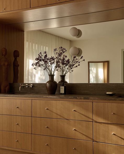 Oak Bathroom Cabinets, Mid Century Interior Design, Oak Bathroom Vanity, Loft Interior Design, Dining Room Interiors, Interiors Dream, Up House, Round House, Design Del Prodotto