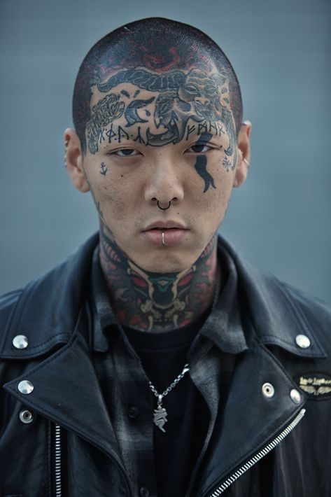 Tattoo Korean, Mens Face Tattoos, Male Models Tattoo, Look Hip Hop, 42 Tattoo, Model Tattoo, Korean Tattoos, Facial Tattoos, Face Tattoos