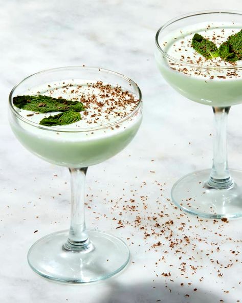 Grasshopper Cocktail Recipes, Grasshopper Cocktail, Ways To Stay Hydrated, Drinks Lemonade, Flavored Alcohol, Green Desserts, Creamy Cocktails, Yummy Cocktails, Christmas Cocktail Party