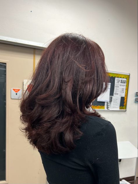 Layers On Medium Length Hair Wavy, Chocolate Brown Hair 90s Layers, Long Layers On Short Hair Mid Length, Light Layered Hair Medium, Wavy Short Layered Hair, Butterfly Haircut Short Hair Wavy, Butterfly Cut Mid Length Hair, Lots Of Layers Short Hair, Buterfluffy Haircut Medium Hair