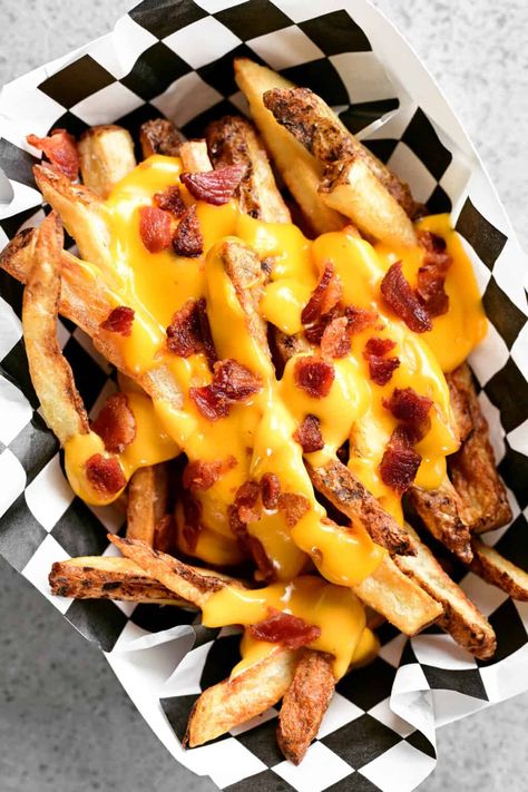 Fries With Cheese, French Fries With Cheese, French Fry Sauce, Cheese Fries Recipe, Bacon Cheese Fries, Dirty Fries, Cheesy Fries, Pictures Of Food, Chili Cheese Fries