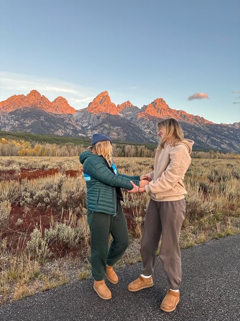 Fall Outdoor Aesthetic, Colorado Outfits Fall, National Park Photos, Senior Trip, Mountain Travel, Granola Girl, Dream Lifestyle, Travel Goals, Pretty Places