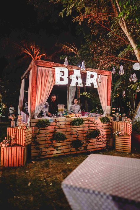 Event Basket Are The Perfect Wedding Planners To Make Your Nuptials Memorable Wedding Dj Booth, Outdoor Bar Counter, Cafe Bar Interior, Cocktail Bar Set, Reception Area Design, Cocktail Party Decor, Cocktail Decoration, Minimalist Wedding Decor, Event Bar