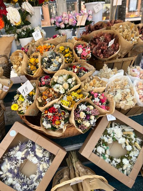 Farmers Market Flowers Aesthetic, Craft Market Aesthetic, Flowers In French, Market Bouquets, Farmers Market Aesthetic, Diy Dried Flower Arrangement, Europe Market, Frances Farmer, Winter Flower Arrangements