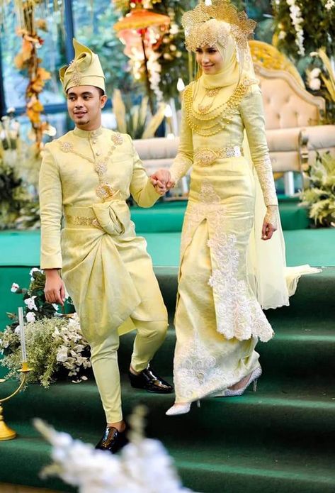 Baju nikah kuning cair Classic Malay Wedding, Baju Kahwin Songket, Malay Wedding Dress Songket, Traditional Malay Wedding Dress, Wedding Songket, Songket Dress, Wedding Malaysia, Adat Melayu, Melayu Wedding