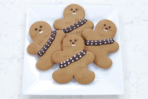 Gingerbread Wookiee Cookies | Rosanna Pansino Star Wars Bridal Shower Ideas, Wookiee Cookies, Star Wars Essen, Star Wars Gingerbread, Gingerbread Contest, Star Wars Cookies, Nerdy Nummies, Rosanna Pansino, Star Wars Food