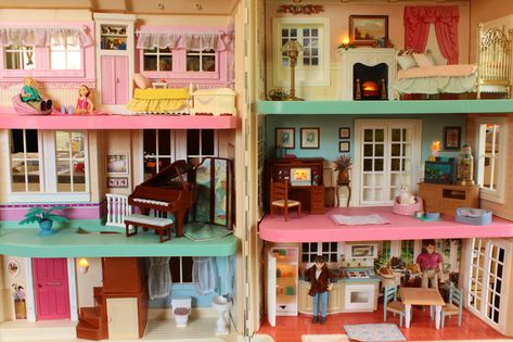 Fisher Price Townhouse 2000 | The house, lightly tied shut w… | Flickr Fisher Price Doll House, Pet Center, Fischer Price, Polly Pocket Dolls, Polly Pockets, Girl Cave, Nostalgic Toys, Original Dolls, Window Films