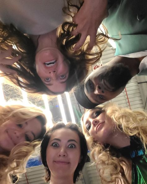 madelyn cline with the cast of glass onion Jessica Henwick, Leslie Odom Jr, Adore Delano, Glass Onion, 10 Things I Hate About You, Cobra Kai Dojo, Kathryn Hahn, Madelyn Cline, Tessa Thompson