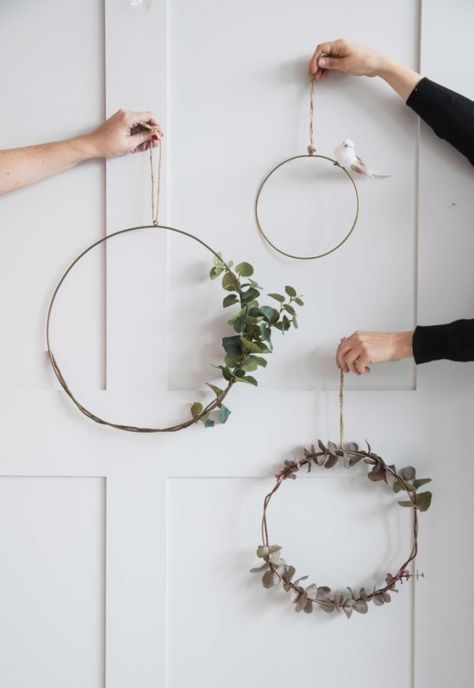 12 of the best minimalist metal wreaths | These Four Walls blog Tea Light Holder Hanging, Ideas Decoracion Navidad, Minimalist Holiday Decor, Ring Decoration, Elegant Christmas Decor, Modern Wreath, Easy Christmas Wreaths, Classy Christmas, Easy Christmas Decorations