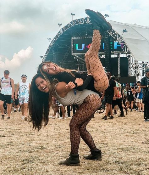 Festival Outfits Best Friends, Matching Festival Outfits Best Friend, Life Is Beautiful Festival Outfits, Group Festival Outfits Matching, Festival Photos Ideas, Bestie Festival Outfits, Best Friend Rave Outfits, Shambhala Music Festival Outfits, Edc Picture Ideas