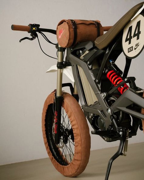 City Bike Design, Sur Ron, Mini Duffle Bag, Iconic Models, Bike Drawing, Off Road Bikes, Air Max Day, Black Bucket, Cars Luxury