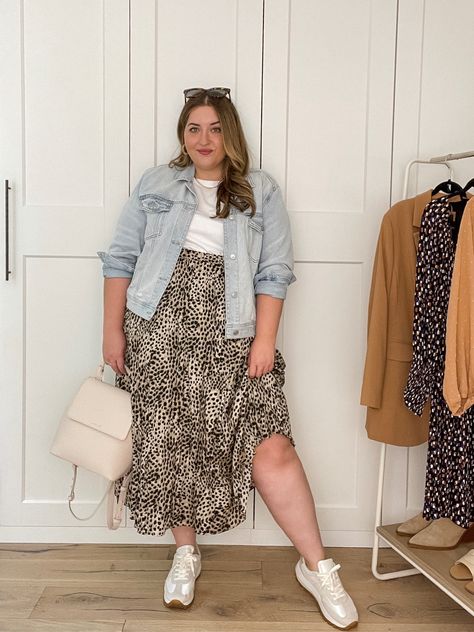 Dark Feminine Fashion, Look Rich And Classy, Plus Size Outfits With Sneakers, Rich And Classy, Skirts With Sneakers, Casual Plus Size Outfits, Dress And Sneakers Outfit, Outfits Gorditas, Look Rich