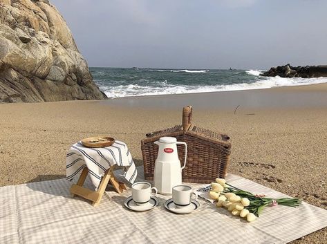 Beach Picnic Party, Pick Nick, Picnic Planning, Picnic Photography, Brown Sea, Picnic Inspiration, Vintage Picnic, Picnic Date, Coastal Life