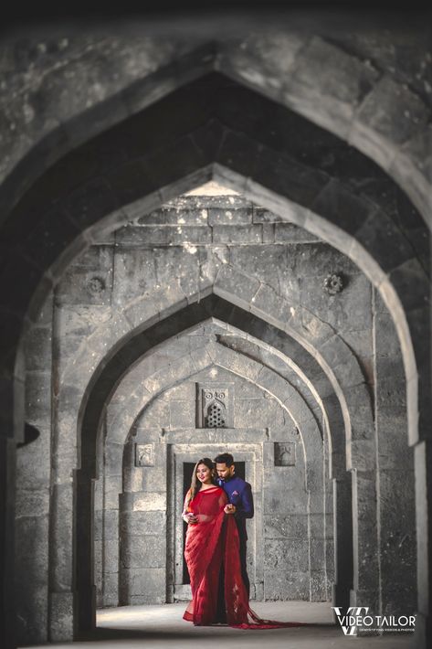 Best Free Pre-Wedding Shoot Locations In Delhi - VideoTailor Temple Wedding Photography, Pre Wedding Photoshoot Props, Wedding Stills, Pre Wedding Photoshoot Outfit, Pre Wedding Videos, Wedding Photoshoot Props, Indian Wedding Couple Photography, Pre Wedding Shoot Ideas, Pre Wedding Photoshoot Outdoor