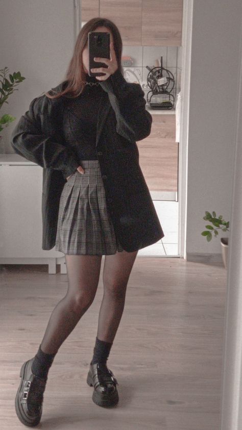 mirror selfie ootd outfit blazer plaid skirt minimal look Plaid Skirt Blazer Outfit, Dark Academia Outfit Women Skirt, Winter Plaid Skirt Outfit, Gray Plaid Skirt Outfit, Acedemia Outfits, Autumncore Outfit, Grey Academia Outfit, Plaid Skirt Winter Outfit, Grey Skirt Outfit Winter