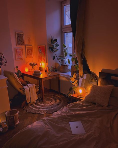 @interioryesplz • Instagram photos and videos Cozy Fairy Lights Aesthetic, Uni Accommodation, Cosy Evening, Bedroom Stuff, Uni Room, Viborg, Apt Ideas, College Room, Random Aesthetic