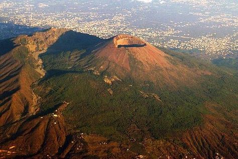 Mount Vesuvius Pompeii, Amalfi Coast Towns, Beautiful Vacation Spots, Europe Travel Photos, Mount Vesuvius, Campania Italy, Pompeii And Herculaneum, Dream Vacations Destinations, Exotic Places