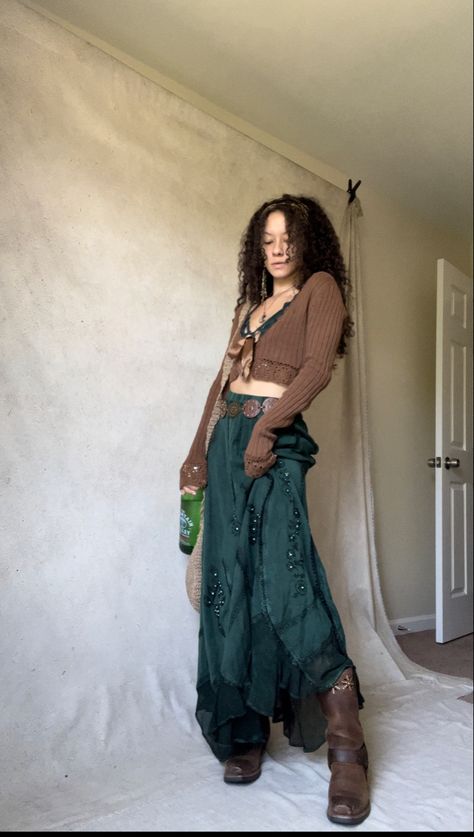 Earthy Ethereal Outfits, Outfit Inspo Earthy, Cold Weather Boho Outfits, Boho Fits Winter, Warm Hippie Outfits, Earth Tone Aesthetic Fashion, Misty Day Outfits, Winter Boho Outfits, Earthy Boho Outfits