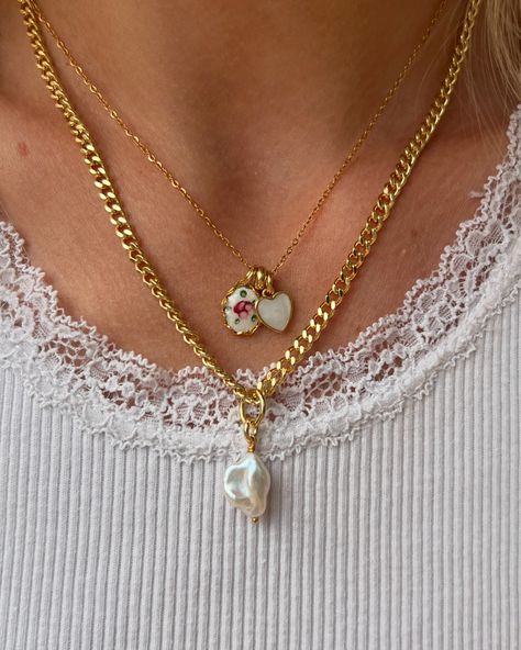 the sophia necklace🏹🌷🦢 #vintagefashion #floraljewelry #shabbychic #cottagecore #pintereststyle #pinterestoutfit #layeringnecklaces #daintynecklace Cottagecore Aesthetic Jewelry, Cute Necklaces Aesthetic, Necklaces Aesthetic, Cottagecore Accessories, Xoxo Jewelry, Cottagecore Jewelry, Necklace Aesthetic, Feminine Jewelry, Aesthetic Jewelry