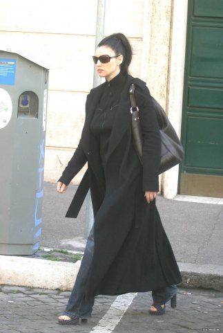 Paparazzi – 521 photos | VK Monica Belluci Style, Bellucci Monica, 90s Street Style, Fashion Dress Up Games, Simple Fashion Outfits, Fashion Articles, Monica Bellucci, Street Style Chic, Indie Fashion