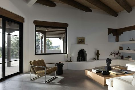 A Dilapidated Pueblo-Style House in Santa Fe Gets a Modern Makeover - Dwell Pueblo Style House, Modern Santa Fe Style, Architecture Ceiling, Exterior Windows, Houses Exterior, Adobe Home, Timber Ceiling, Santa Fe Style, Traditional Interior Design