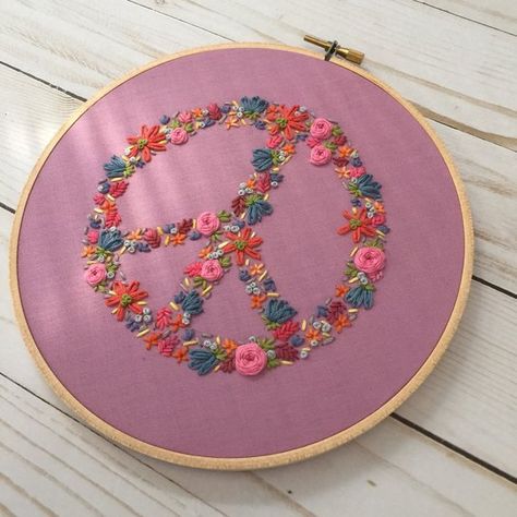 Embroidery Peace Sign, Hippy Embroidery, Embroidery 70s, Peace Embroidery, Peace Sign Embroidery, Hippie Embroidery, Hippie Crafts, Peace Sign Hand, 70s Party