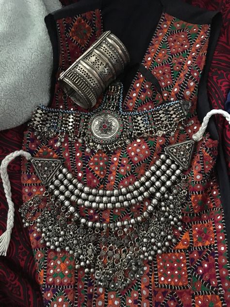 Afghanistan Culture, Fashion Show Themes, Balochi Dress, Afghan Wedding, Kuchi Jewelry, Afghan Jewelry, Afghan Fashion, Afghan Clothes, Fancy Jewellery Designs