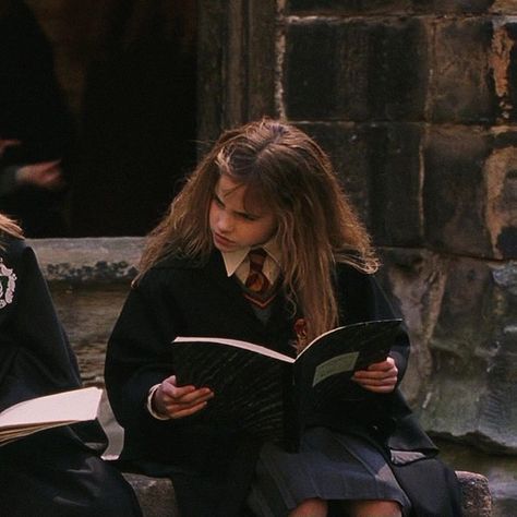 Characters Reading, Granger Aesthetic, Hermione Granger Aesthetic, Girls Reading, Romanticizing School, Academic Validation, Harry Potter Aesthetic, Study Inspo, Study Aesthetic